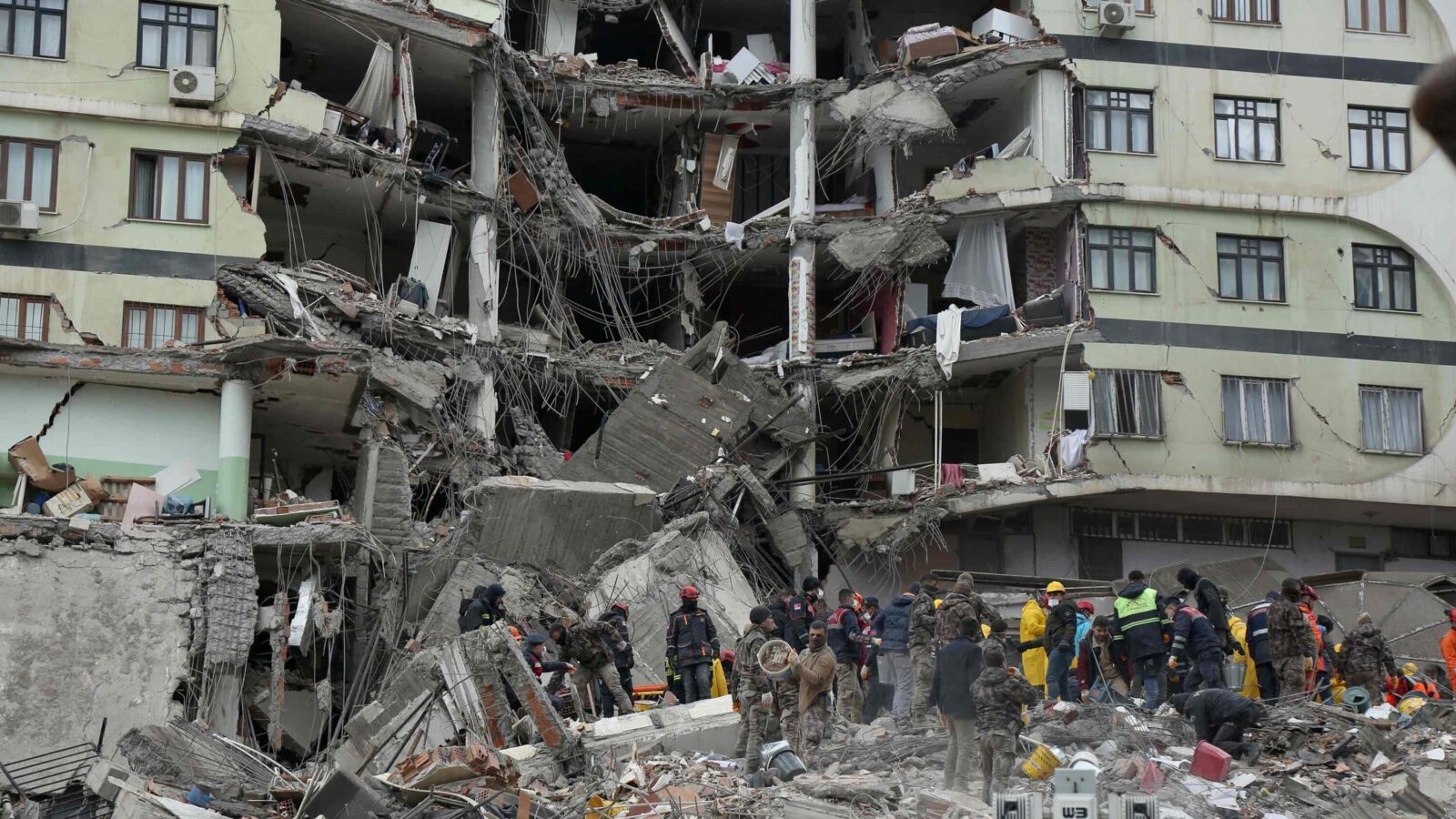 Terremoto, i morti potrebbero essere diecimila