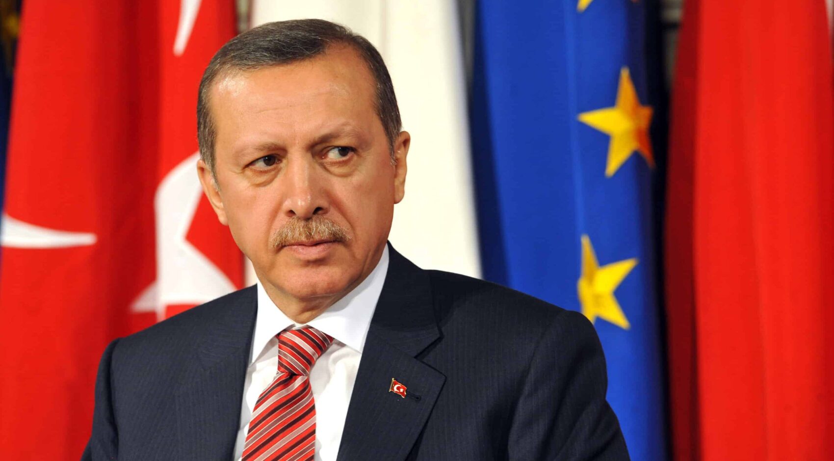 Erdogan spacca la Nato. E intanto bombarda la Siria nel silenzio generale