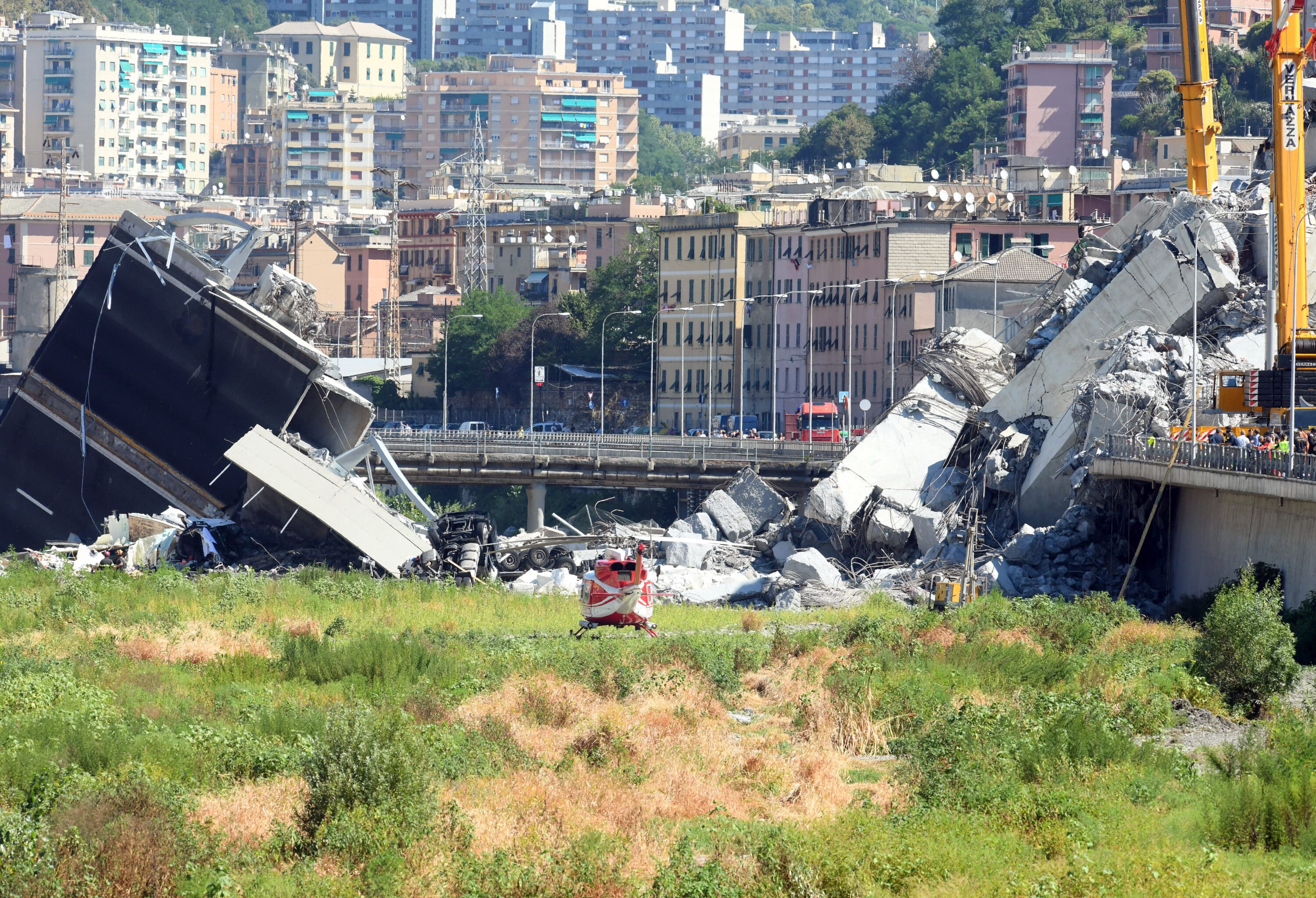 Ponti e gallerie, garantisce Autostrade. Le vittime del Morandi tremano