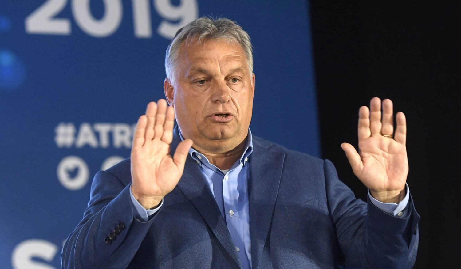Meloni che piega Orbán L’ultima balla a rotative unificate. Elogi per la mediazione di Giorgia ma è Viktor che ha fregato l’Ue