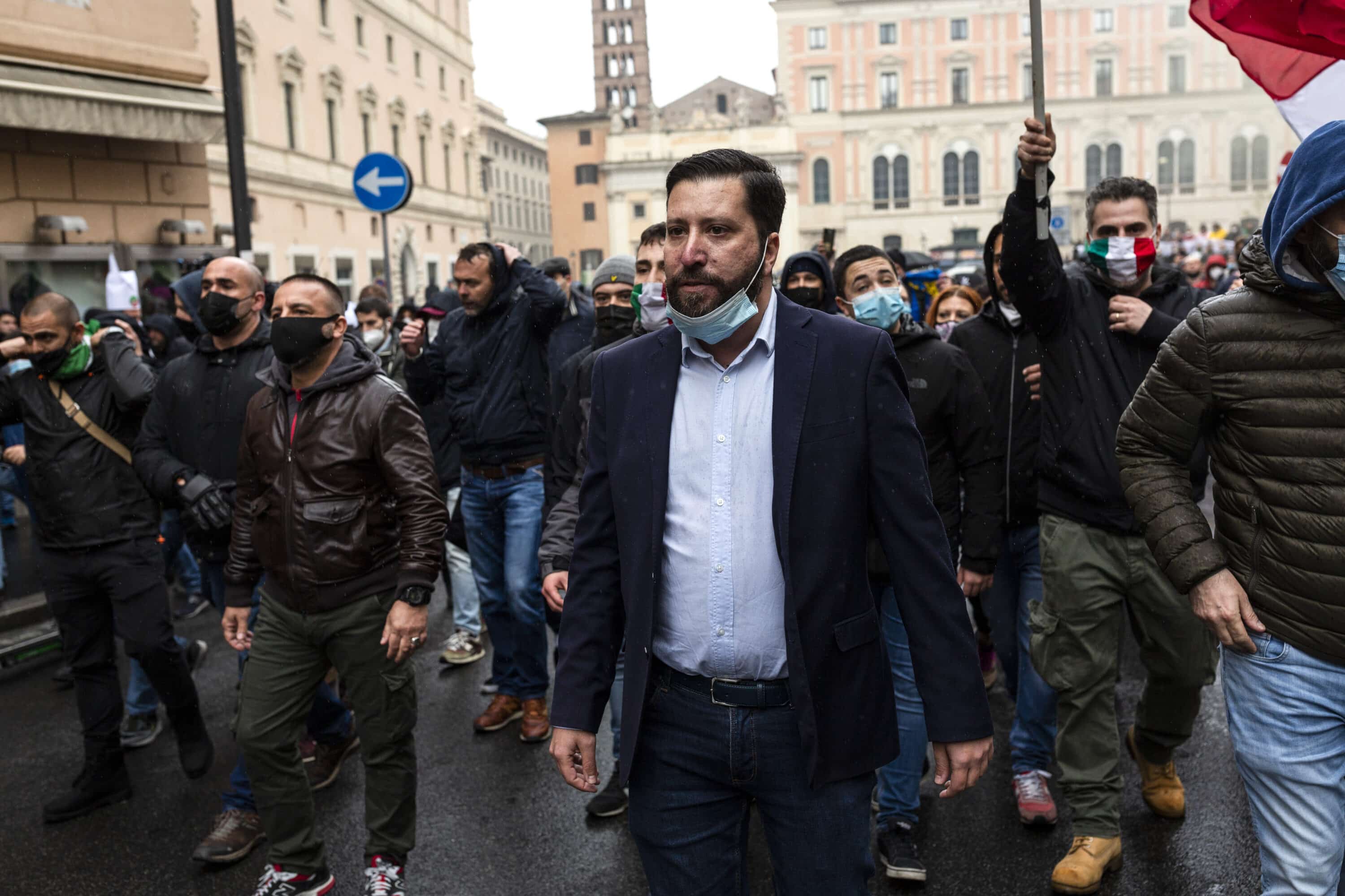 Sfregio al corteo dei partigiani e raduno neofascista. Giornata… nera in Lombardia: “La Resistenza è una c… pazzesca”