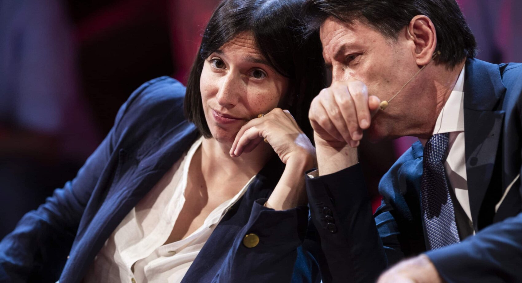 Schlein e Conte sfidano Meloni sul salario minimo: “Basta silenzio, mortifica i lavoratori”