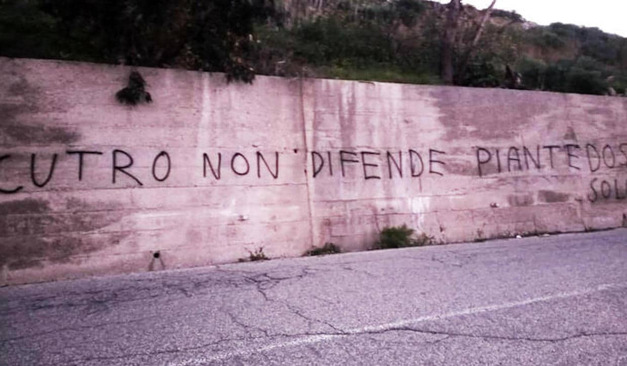 La Meloni a Cutro. Scritte sui muri contro il Governo