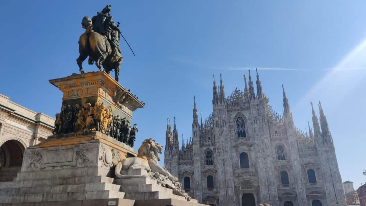 Milano, Ultima Generazione colpisce ancora: imbrattata la statua in Piazza Duomo con vernice gialla