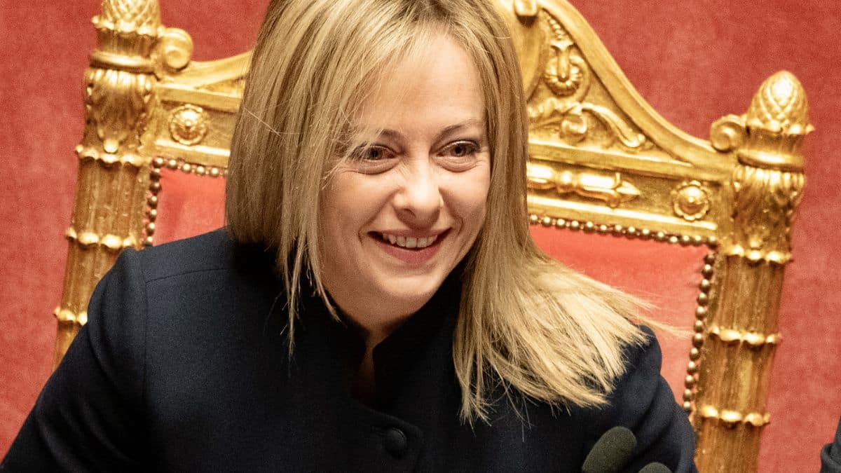 Meloni celebra le vittime delle Fosse Ardeatine ma sbianchetta il Fascismo. Giorgia ricorda i 355 “italiani” uccisi, omettendo che erano oppositori del Duce