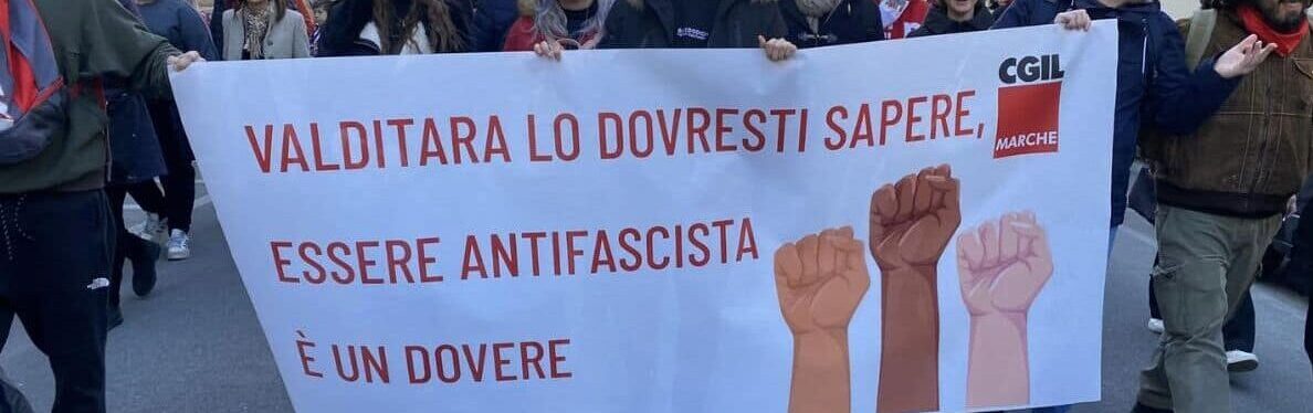 Firenze, manifestazione antifascista: Conte apre al Pd e Schlein osannata dalla folla. Bonelli chiede le dimissioni di Piantedosi e Valditara