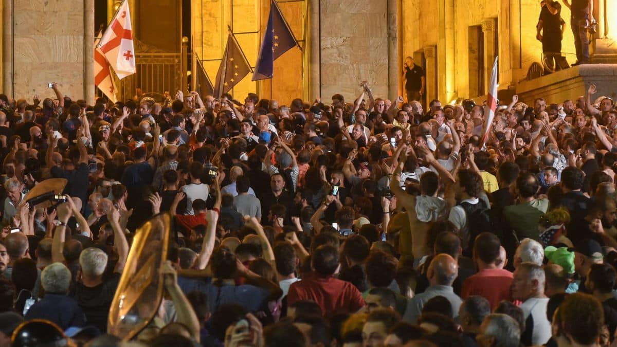 In Georgia decine di migliaia di cittadini sono scesi in piazza contro la legge filo putiniana che blocca il processo di adesione all’Ue del Paese