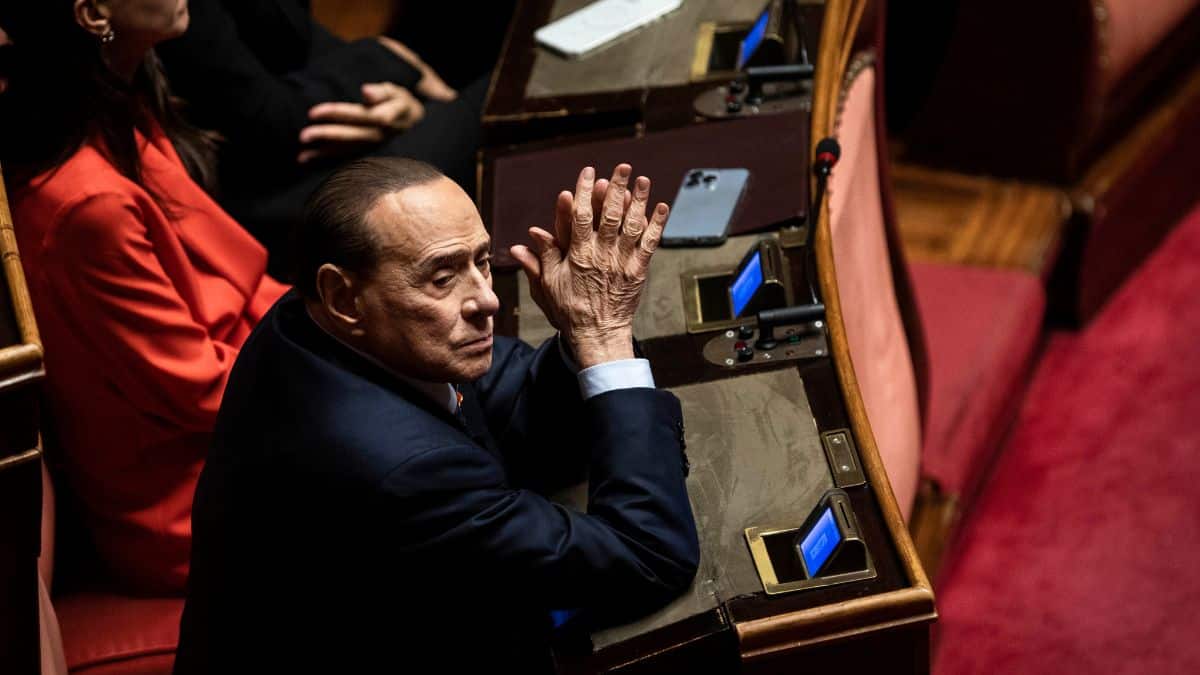 Processi a carico di Berlusconi: “La Meloni batte in ritirata sui processi a Silvio. Ma il conto lo paga il Paese”. L’intervista all’avvocato Gianluigi Pellegrino