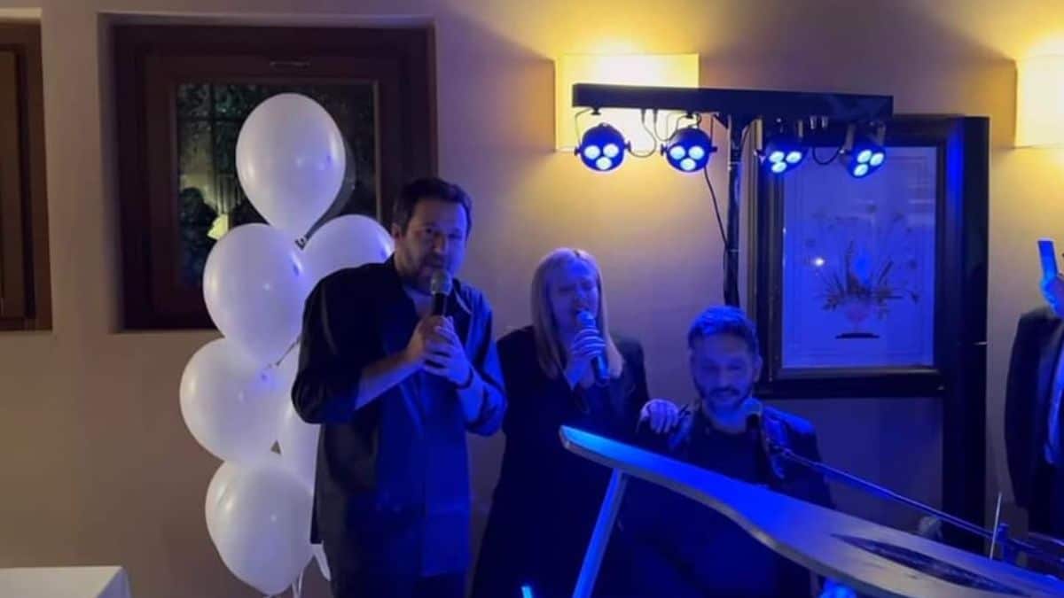 Salvini e Meloni cantano e festeggiano sul Lago di Como scatenando polemiche. Intanto le opposizioni scendono in piazza a Cutro per chiedere la verità sulla strage