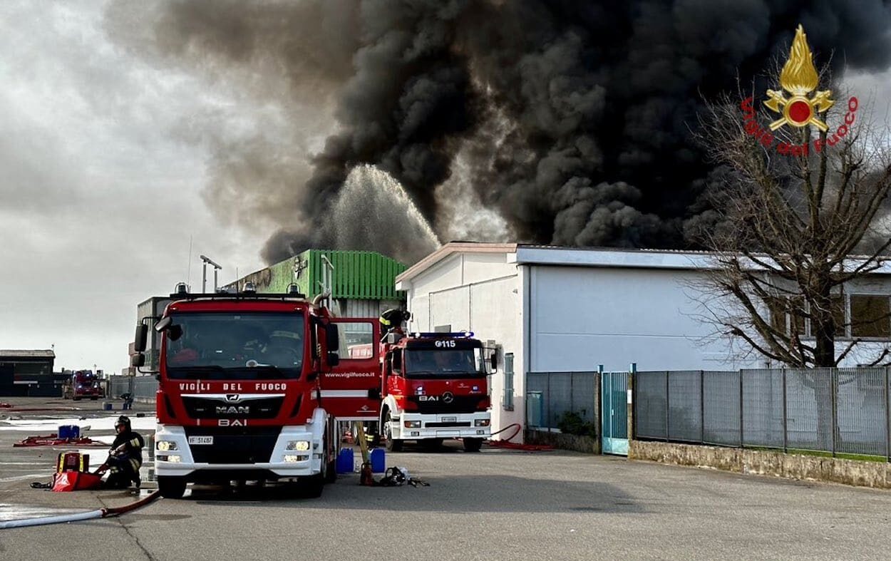 A Novara esplode una fabbrica di solventi. A causa della nube tossica il sindaco chiede ai cittadini di non uscire di casa