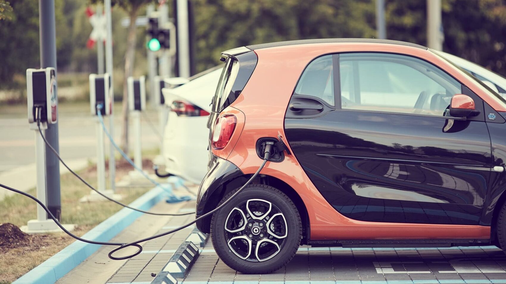 La svolta green può aspettare: i nuovi incentivi per le auto a benzina finiscono, per le elettriche sono praticamente intatti