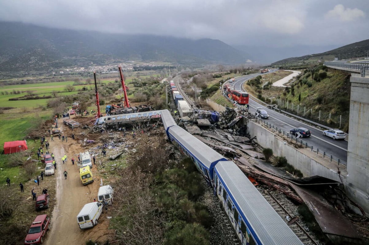 Disastro ferroviario in Grecia. Almeno 38 morti e 85 feriti nello schianto tra un treno merci e un treno passeggeri a Larissa
