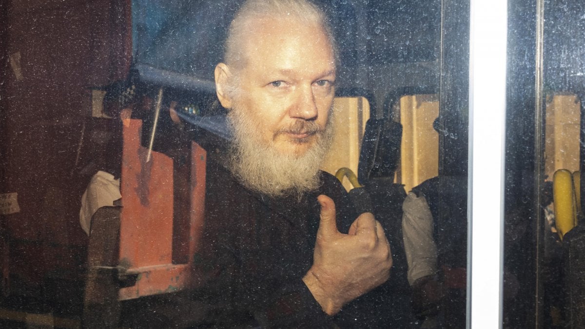 Assange verso la cittadinanza onoraria. Approvata a Roma la mozione della 5 Stelle Raggi per chiedere di conferire l’onorificenza al paladino della libera informazione