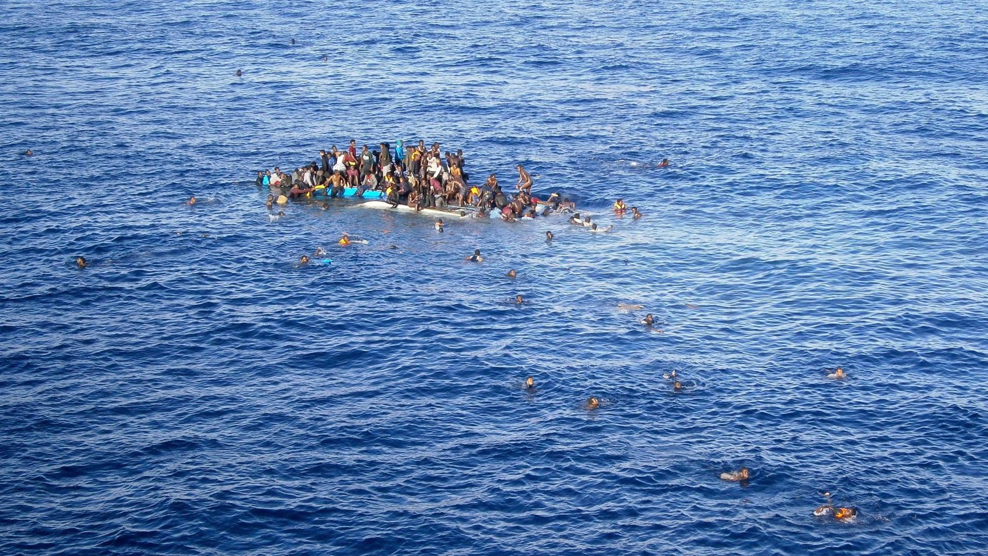 Strage di migranti al largo di Lampedusa: 41 morti in un naufragio