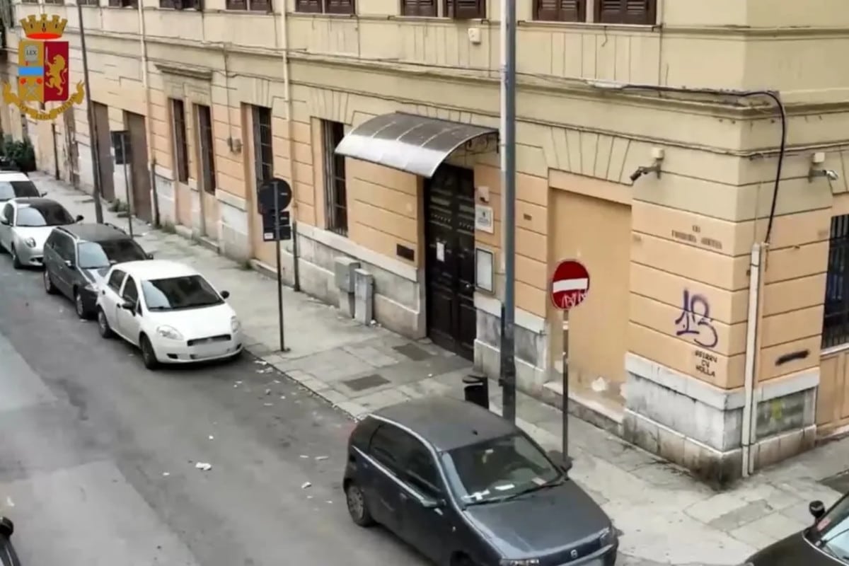 Mazzette contate in bagno alla Motorizzazione di Palermo. Le telecamere della polizia inchiodano i funzionari corrotti