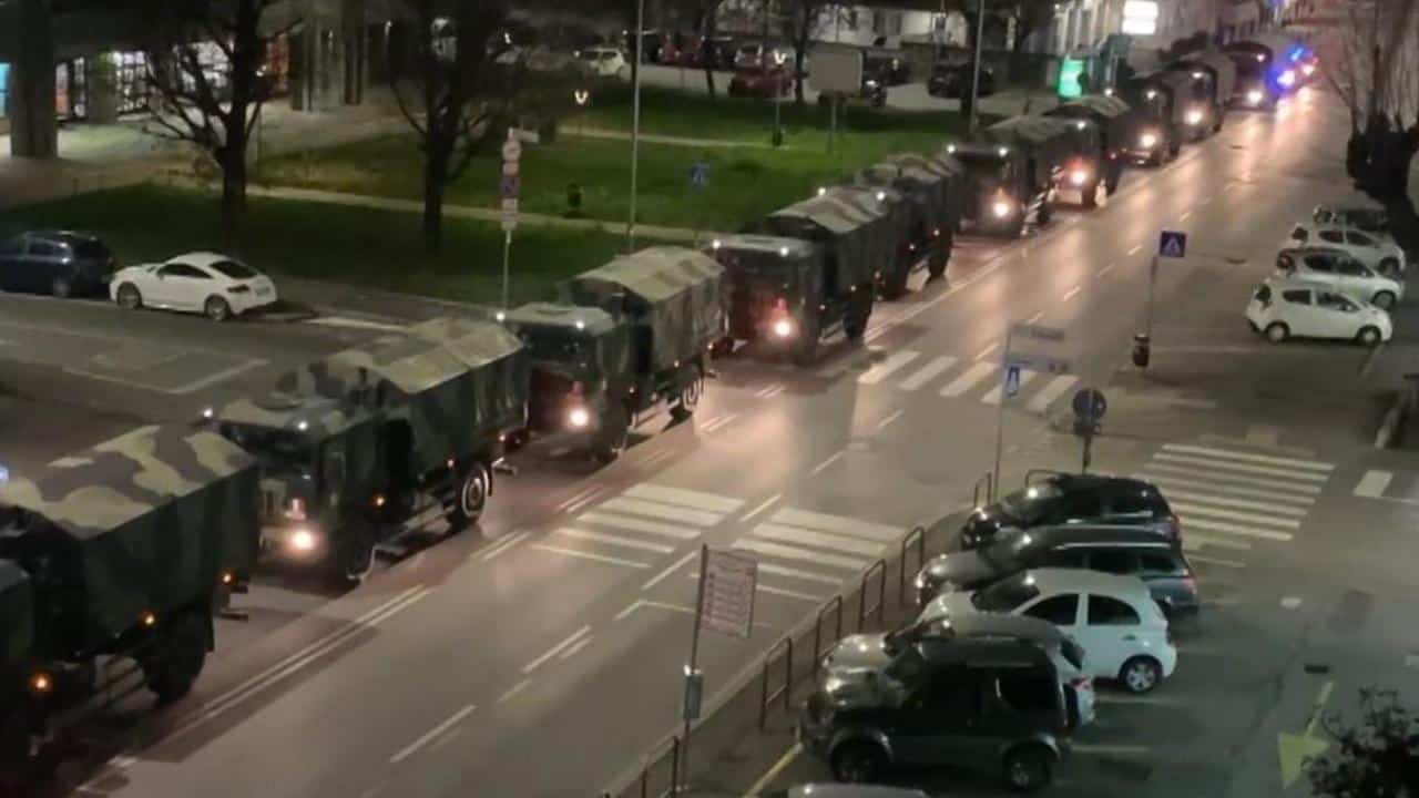 Per Meta le foto delle bare trasportate dai camion militari fuori da Bergamo durante il Covid sono false