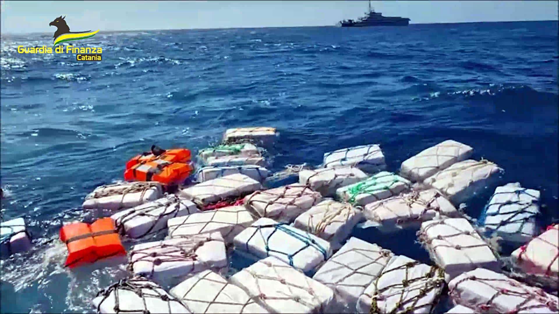 Sequestrate al largo della Sicilia due tonnellate di cocaina