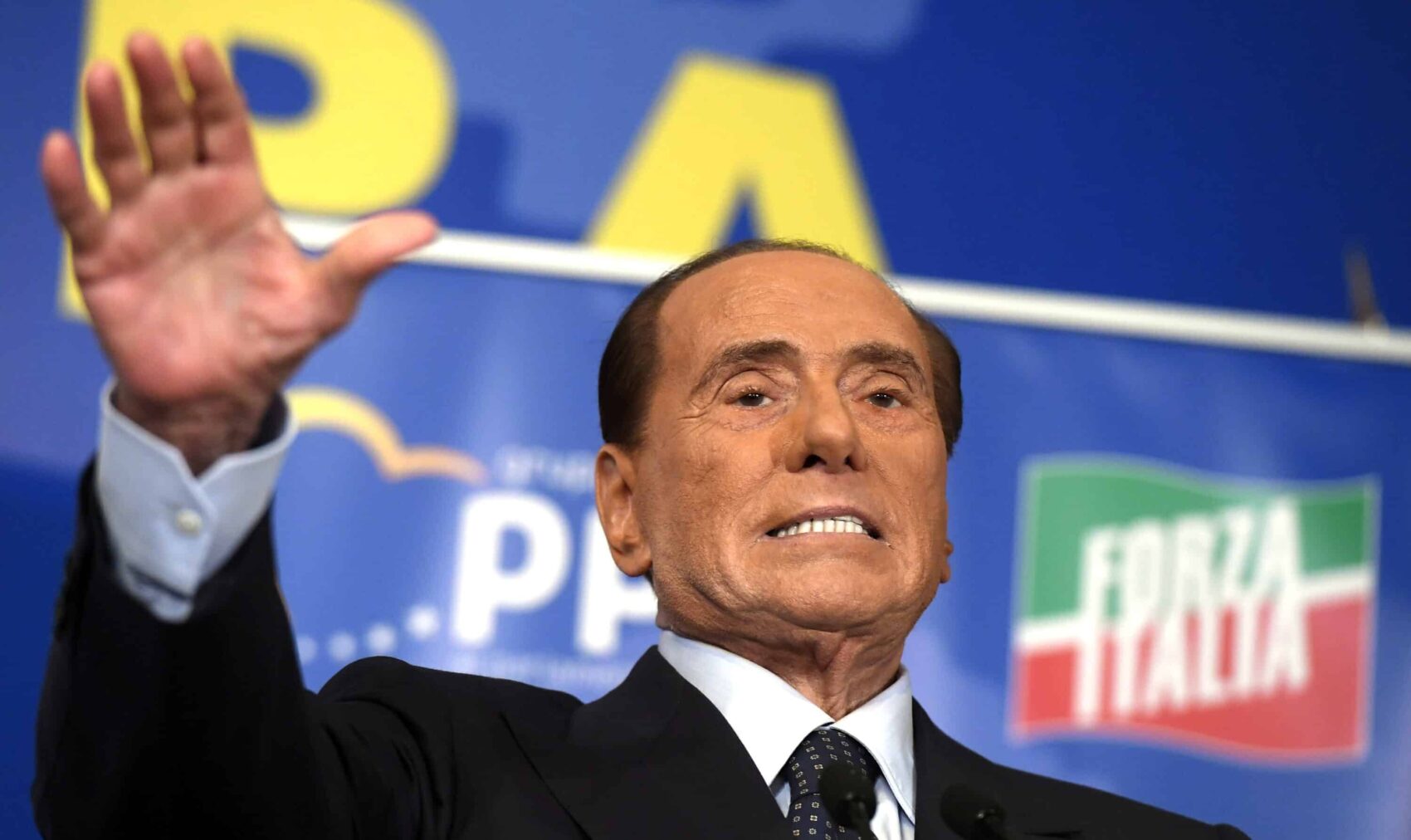 Silvio è un cataclisma per l’Italia ma adesso lo si può solo santificare. C’è la malattia: chi parla di scandali e condanne è linciato e su giornali e tv pure a sinistra la memoria vacilla