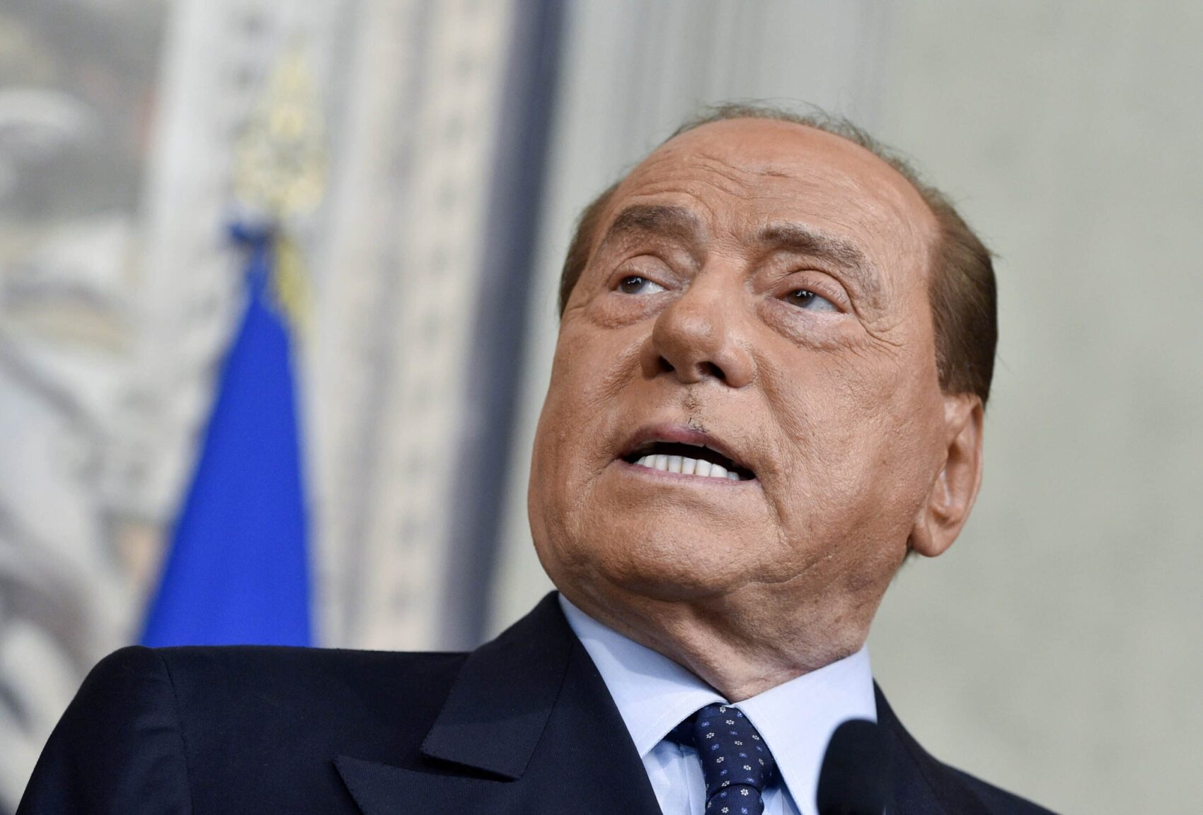 Berlusconi nel Famedio. Tra gli applausi di Dell’Utri