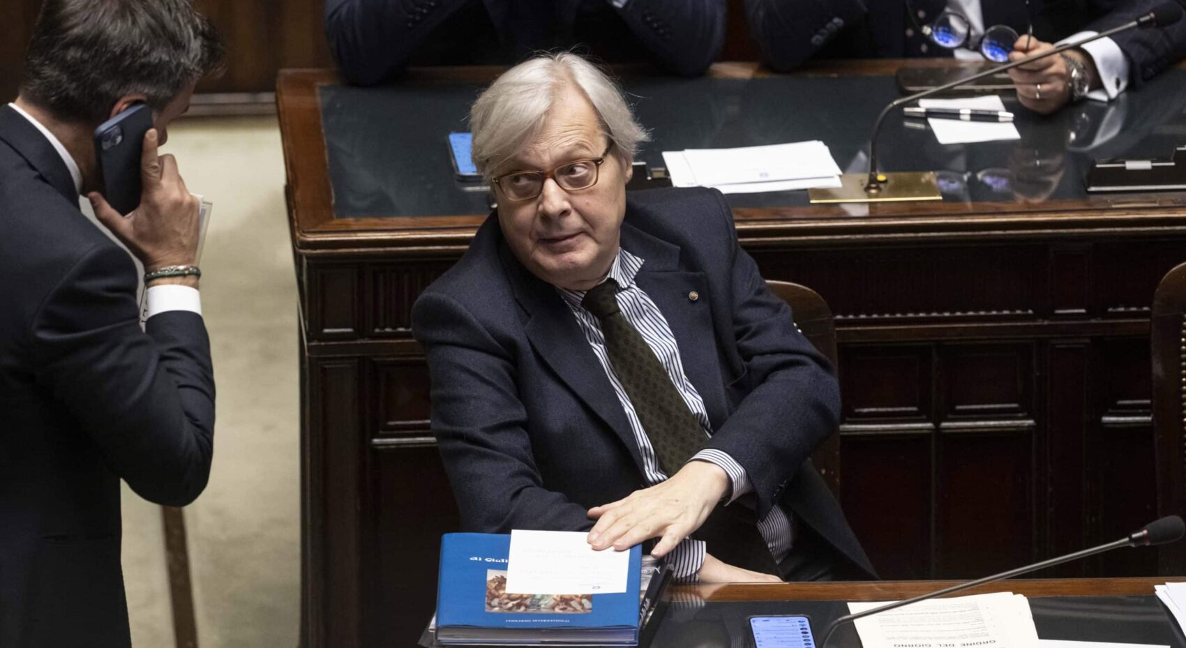 Sgarbi inciampa sull’arte e sulla sua stessa vanità