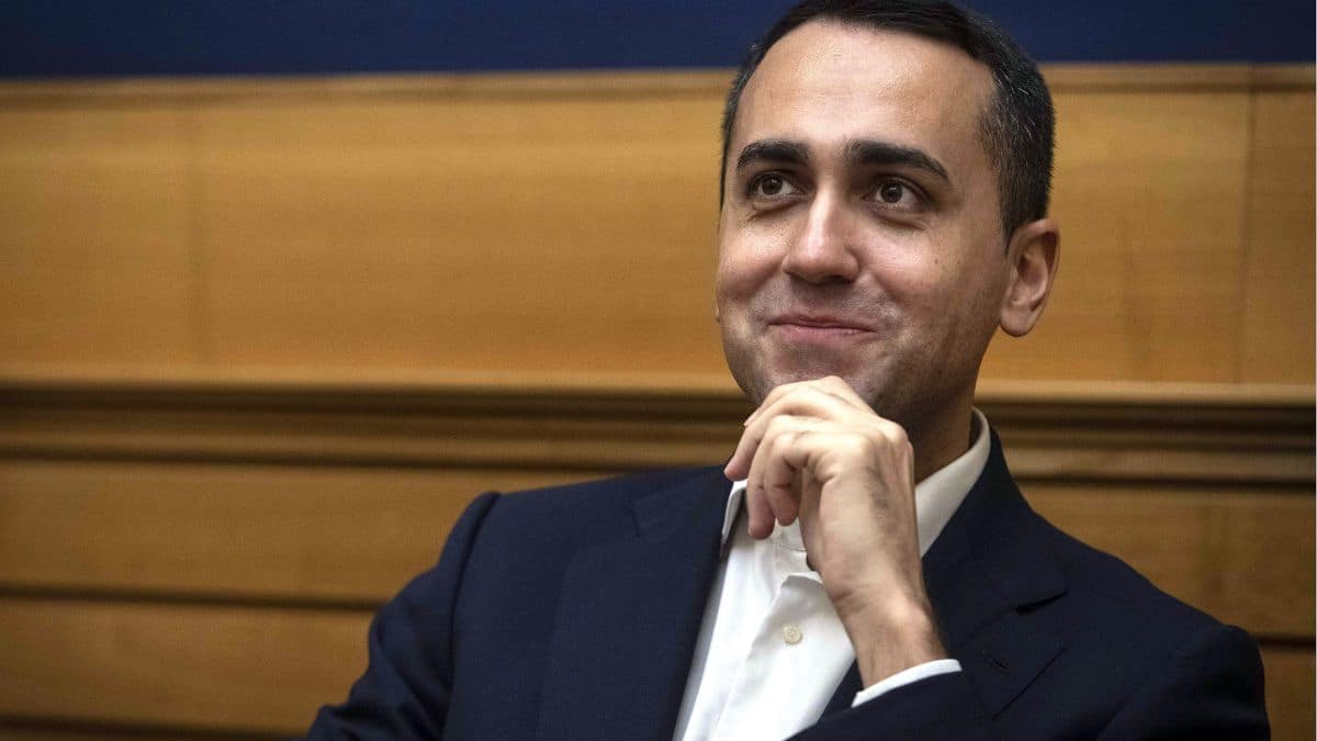 Luigi Di Maio nel suo nuovo incarico come inviato Ue nel Golfo guadagna un ricco stipendio: le cifre e le polemiche