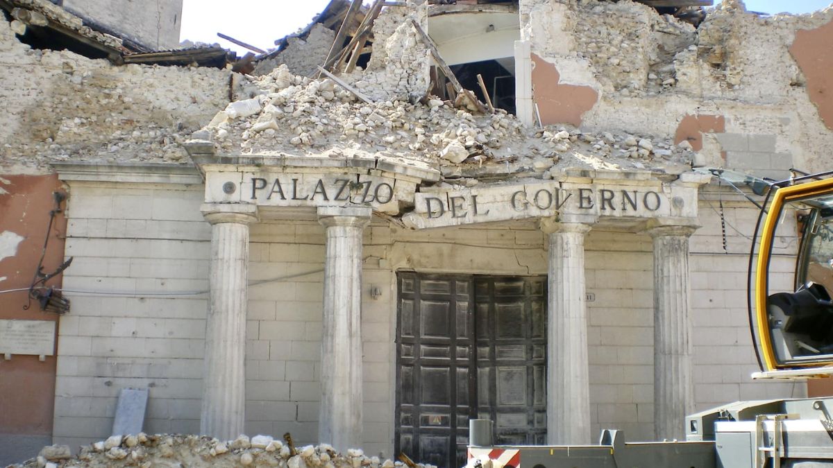 L’Aquila ricorda il terremoto dopo 14 anni dalla tragedia: passarella della Meloni in città e il messaggio di Mattarella