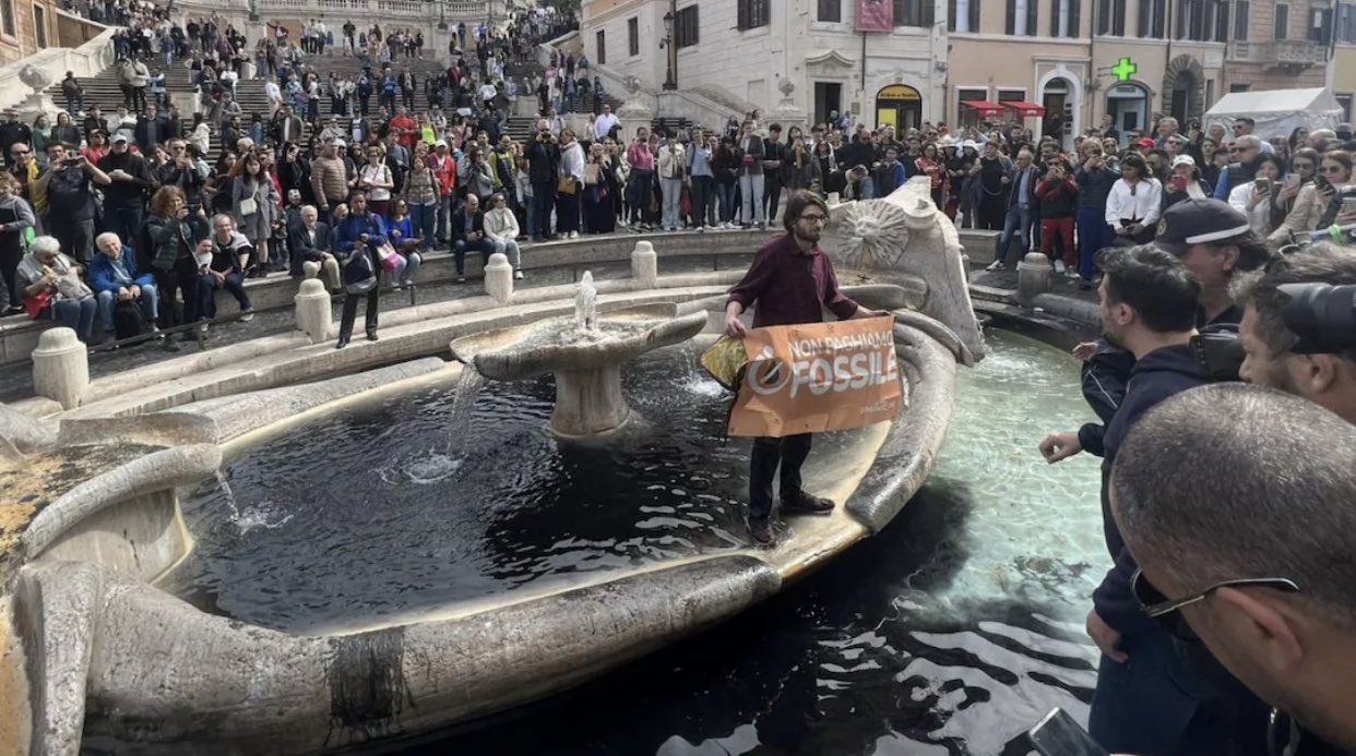 Protesta per il clima a Roma, gli ambientalisti versano liquido nero nella Barcaccia