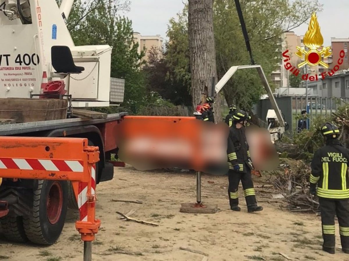 Incidente sul lavoro a Opera, due operai morti e uno ferito: la piattaforma è crollata mentre potavano gli alberi di un golf club