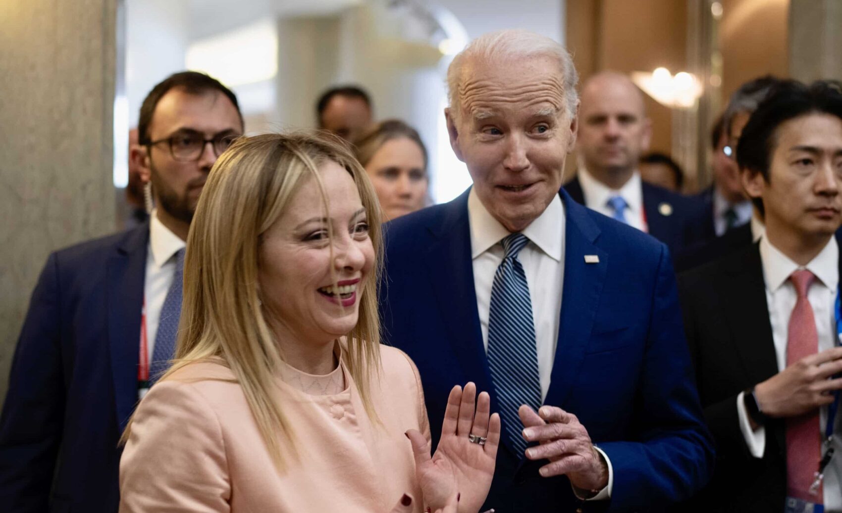 Da Kiev alla Via della seta, Giorgia torna dagli Usa più in ginocchio di prima. Sostegno totale a Biden su Ucraina e Cina… Per una pacca sulla spalla sui migranti