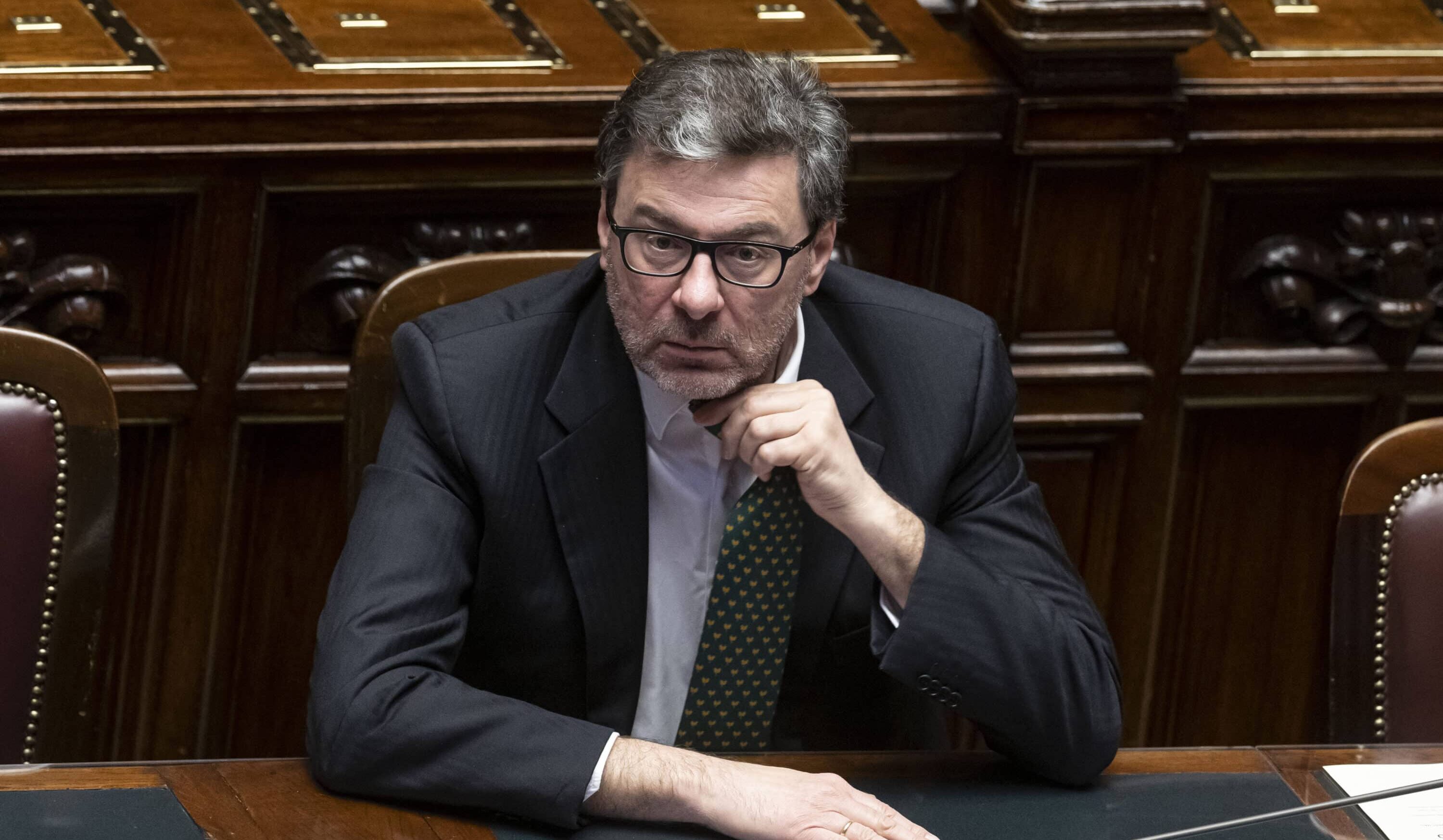 No al Mes senza modifiche, Giorgetti va allo scontro