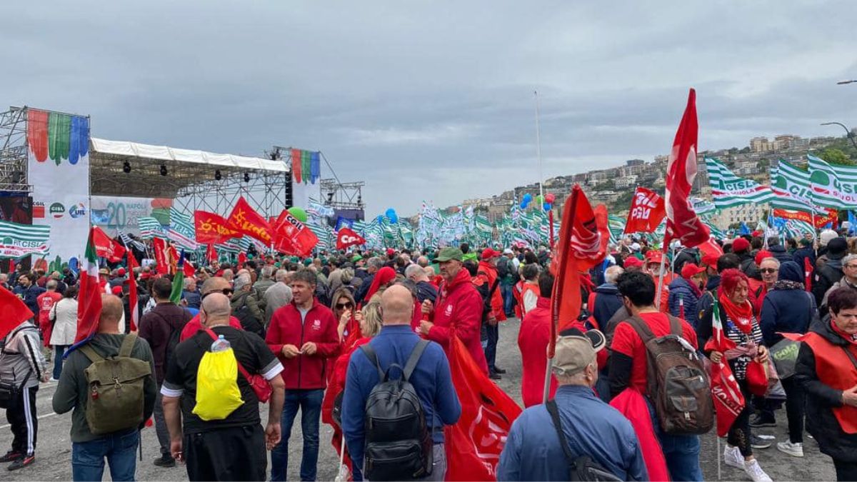 I sindacati in piazza a Napoli nell’ultima tappa contro il governo Meloni. Landini lancia l’allarme: “La gente non ce la fa più”