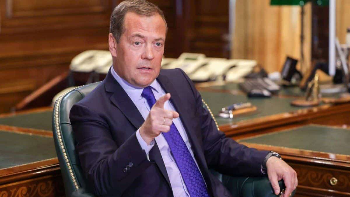 Medvedev attacca Zelensky: “Potrebbe suicidarsi come Hitler”. E il portavoce del Cremlino torna a minacciare l’Occidente
