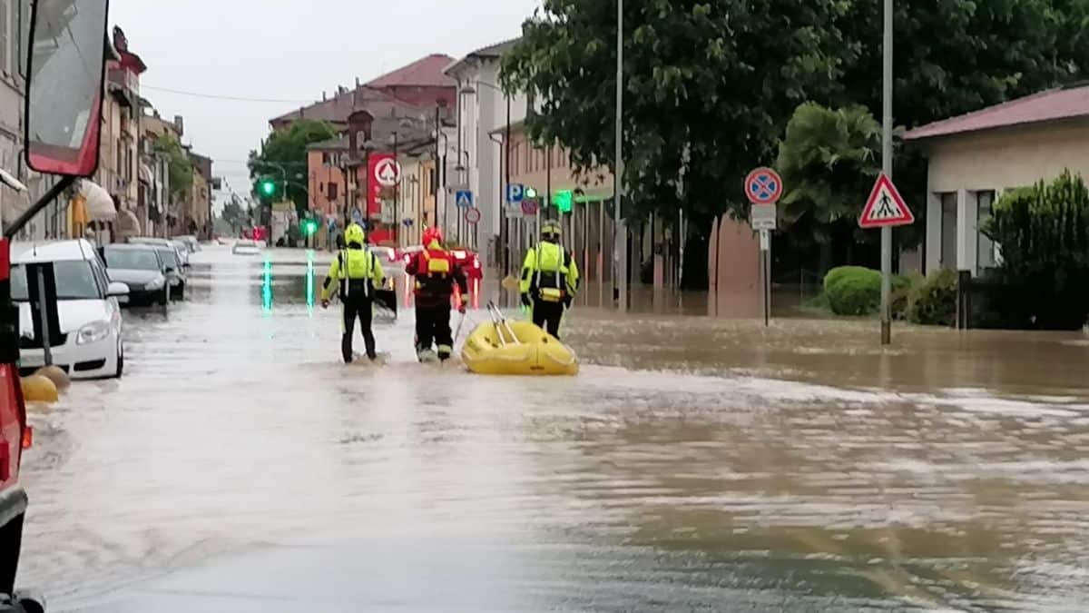 Emilia-Romagna, allarme sanitario dopo l’alluvione: rischio malattie per l’acqua stagnante