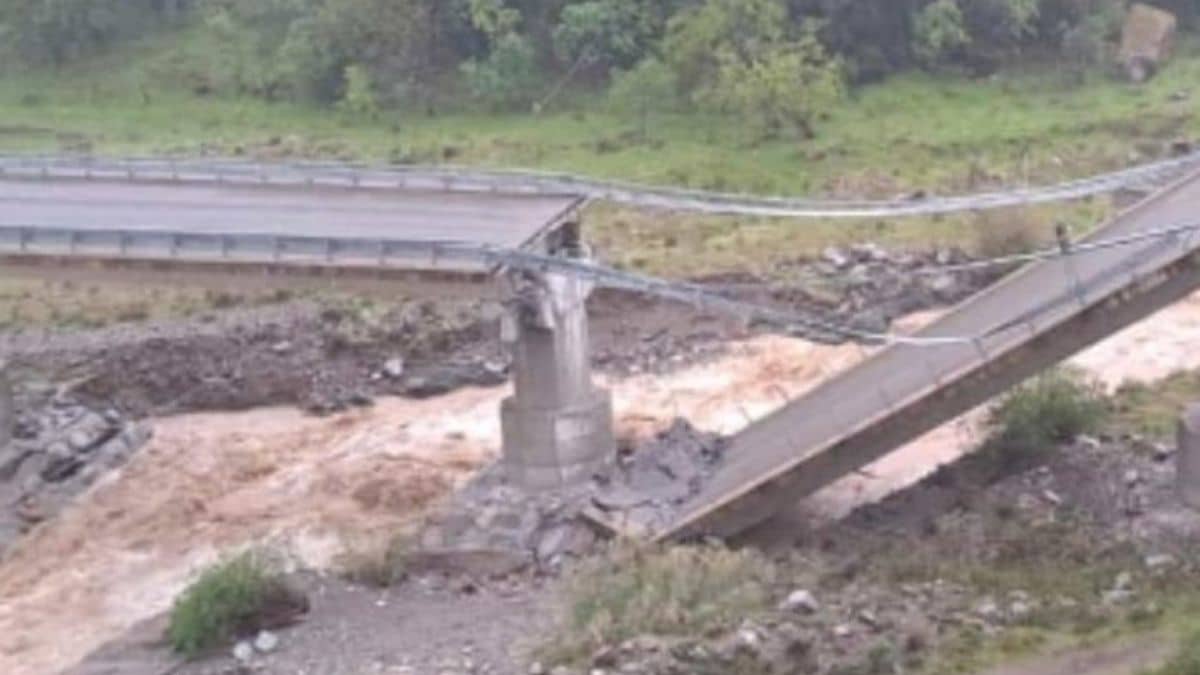 Calabria, un ponte crolla per le forti piogge: era stato costruito solo nove anni fa