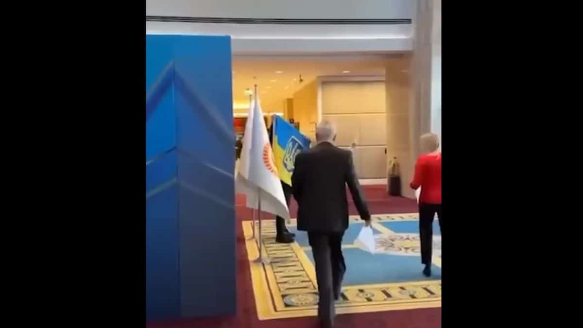 Rappresentante russo strappa la bandiera ucraina: bagarre al vertice economico ad Ankara