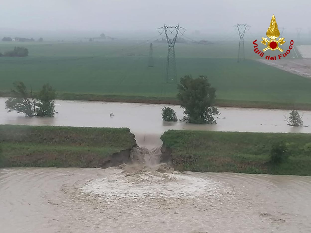 Emilia Romagna, il maltempo colpisce l’intera regione: allerta rossa, famiglie evacuate, diversi dispersi e due vittime