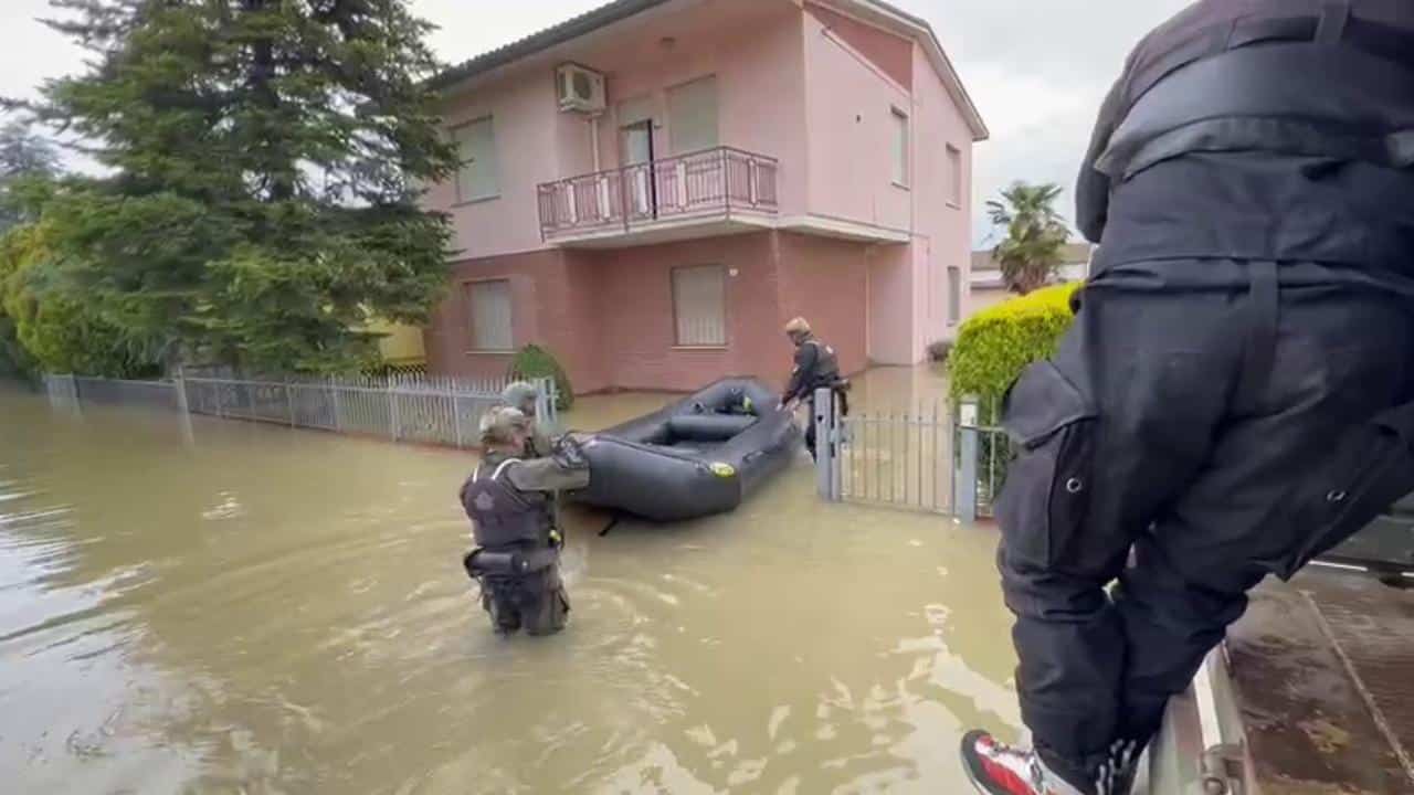 Il sindaco di Conselice ordina di evacuare le case alluvionate per motivi sanitari
