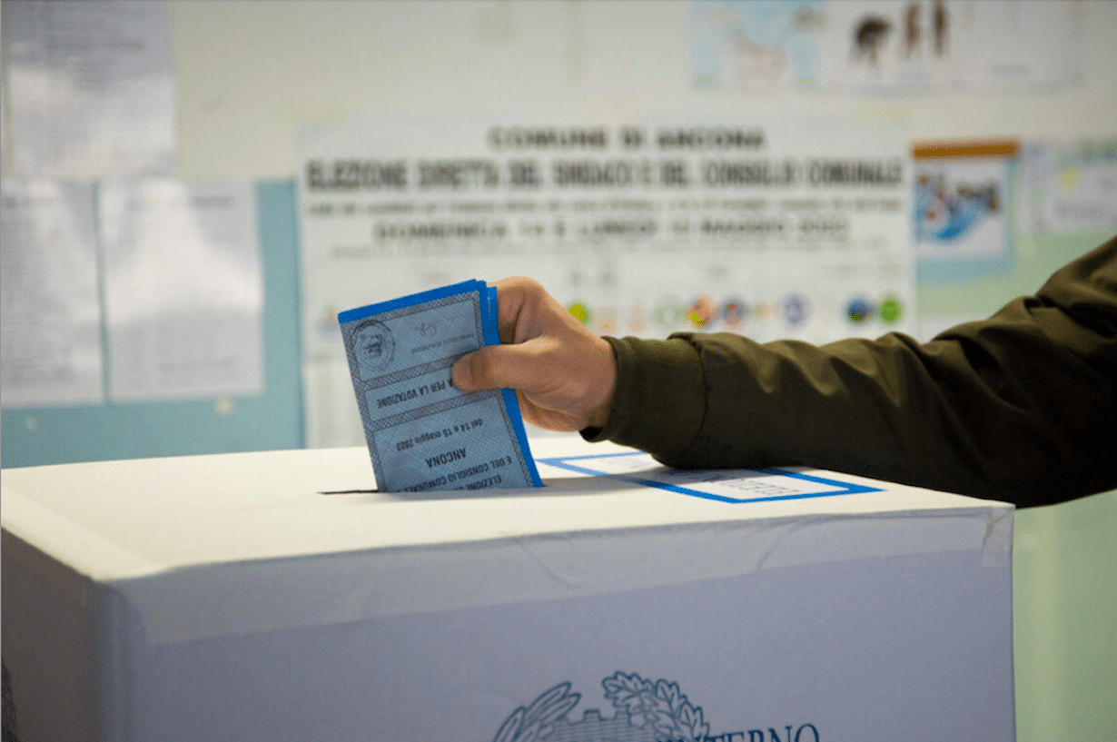 Ballottaggi in sette capoluoghi. Occhi puntati su Ancona, Pisa e Vicenza dove il risultato è più incerto che mai. Mentre domenica si vota per il primo turno in Sicilia e Sardegna