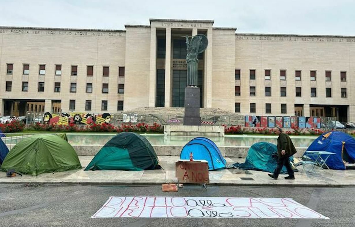 Tornano le tende degli universitari contro il caro affitti: mobilitazione in tutta Italia
