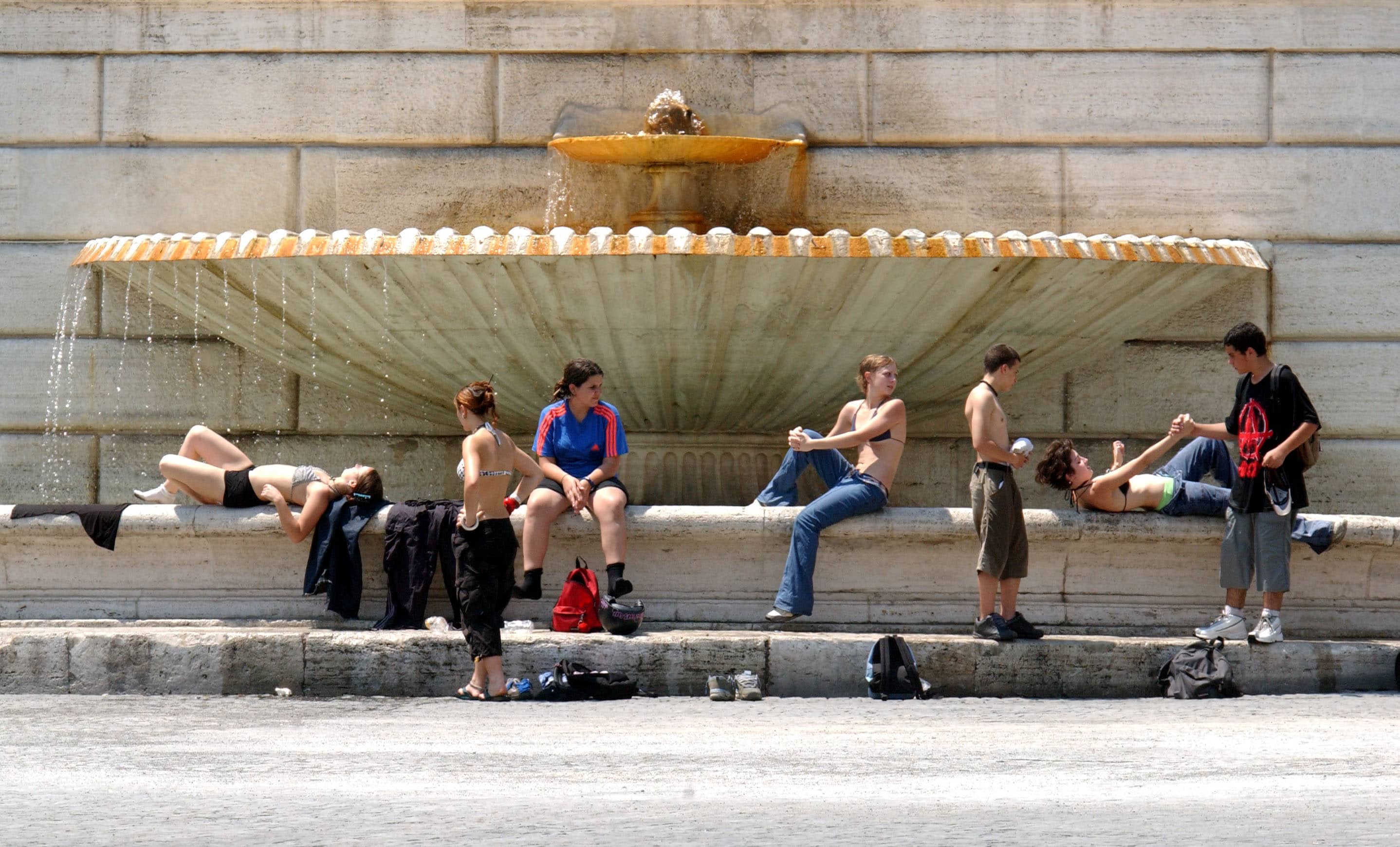 Scatta l’allerta caldo, primo allarme in Italia: ecco le città da bollino giallo e arancione