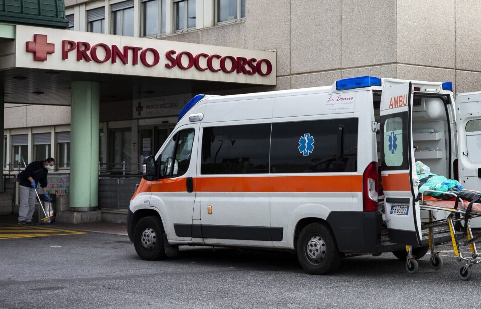 Ambulanze ferme e pronto soccorso stracolmi: a Roma scatta l’emergenza per gli ospedali
