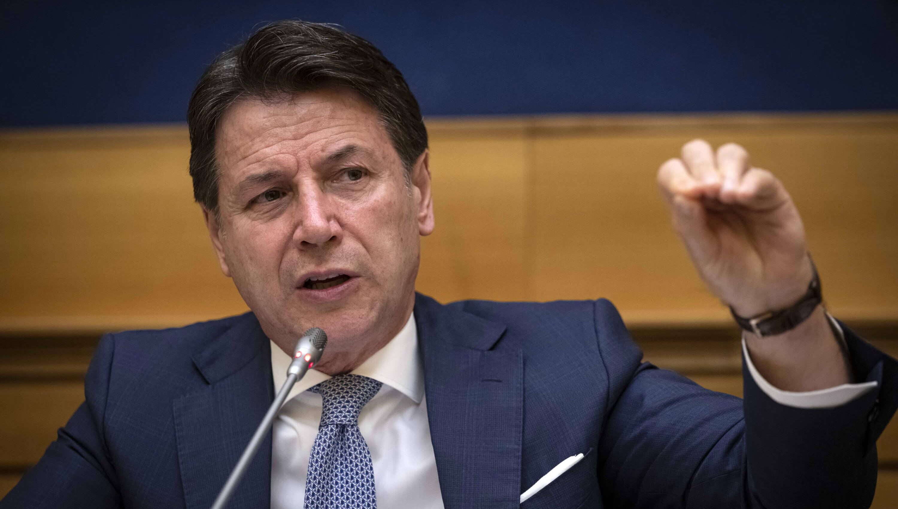 Sui migranti Conte dice no allo ius soli e prende le distanze dal Pd: “I loro governi accoglievano in maniera indiscriminata” Sui migranti Conte dice no allo ius soli e prende le distanze dal Pd: “I loro governi accoglievano in maniera indiscriminata”