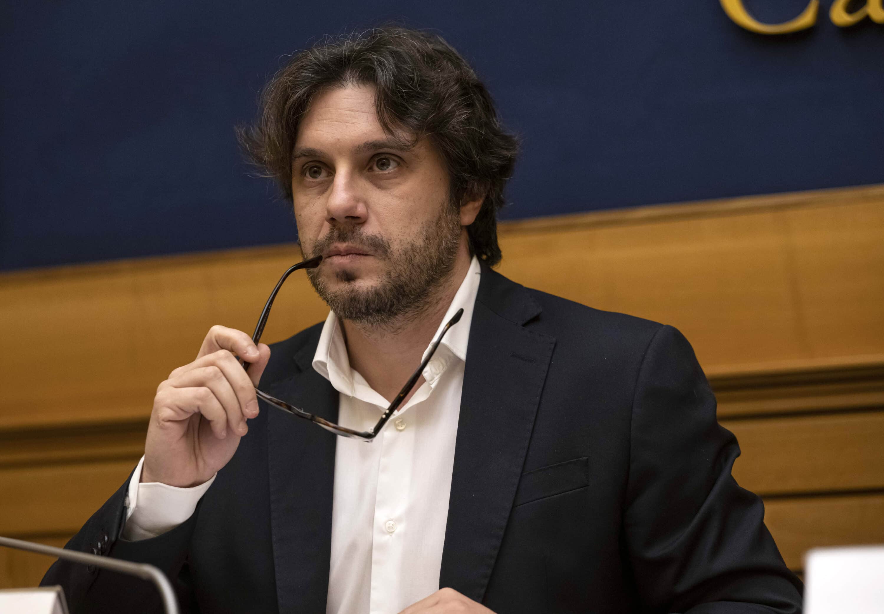 “Diamo voce a giovani e precari. Il governo deve ascoltarci”. Parla il capogruppo M5S alla Camera, Silvestri: “Subito il salario minimo, bisogna dare dignità al lavoro”