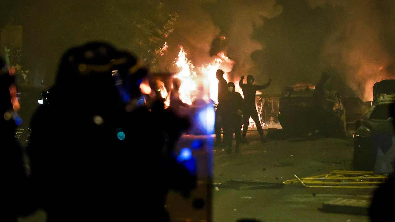 In Francia proseguono gli scontri, morto un pompiere di 24 anni
