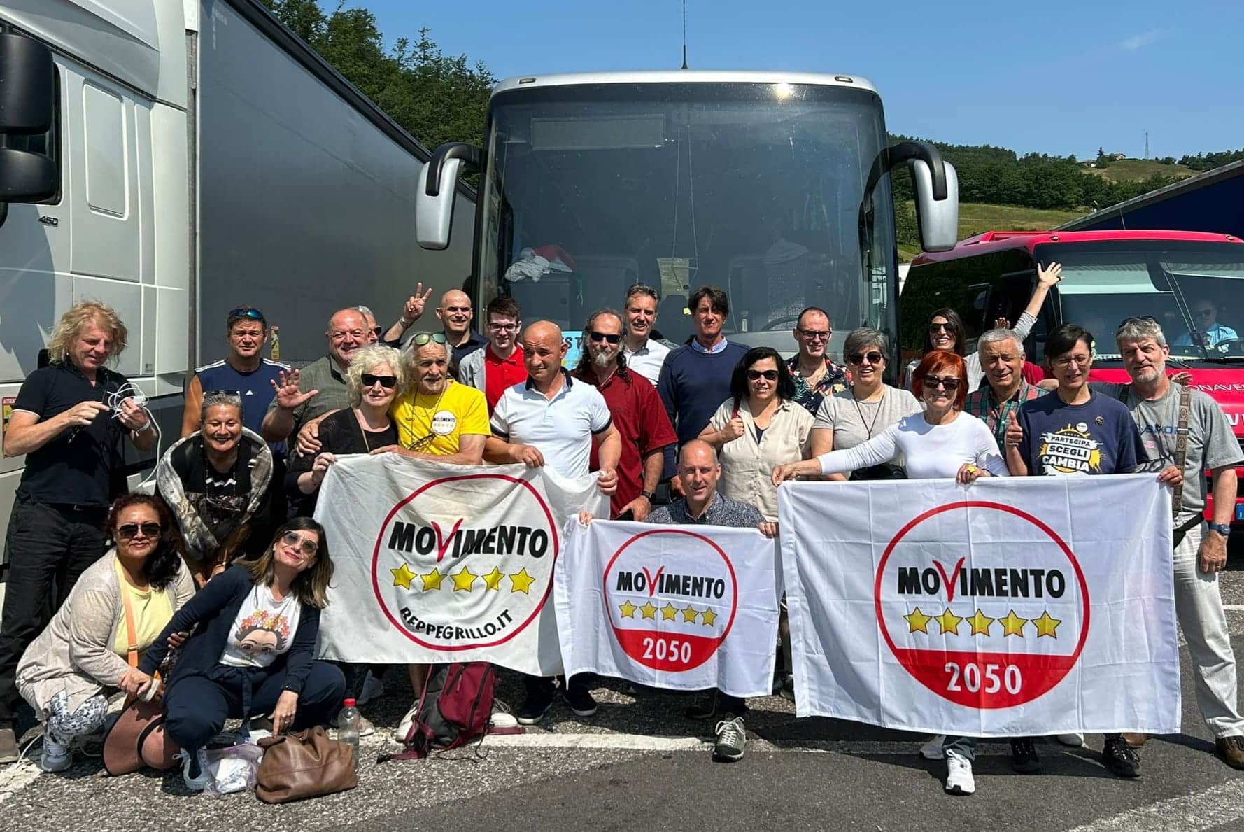 Pullman da tutta Italia per il corteo dei 5 Stelle. Parteciperanno tutti i parlamentari del Movimento e molte associazioni in rappresentanza della società civile