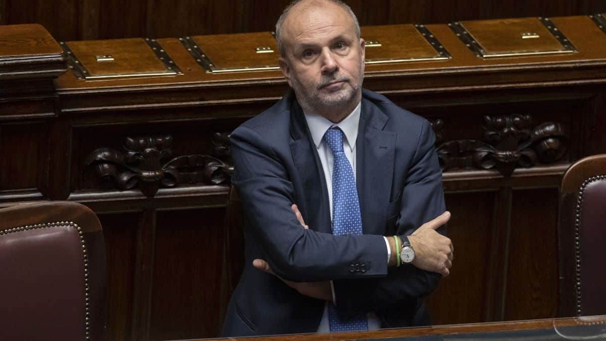 Infermieri dall’India all’Italia, la mossa del ministro Schillaci: “Serve colmare le carenze”. In tanti sono emigrati perché all’estero si guadagna molto di più