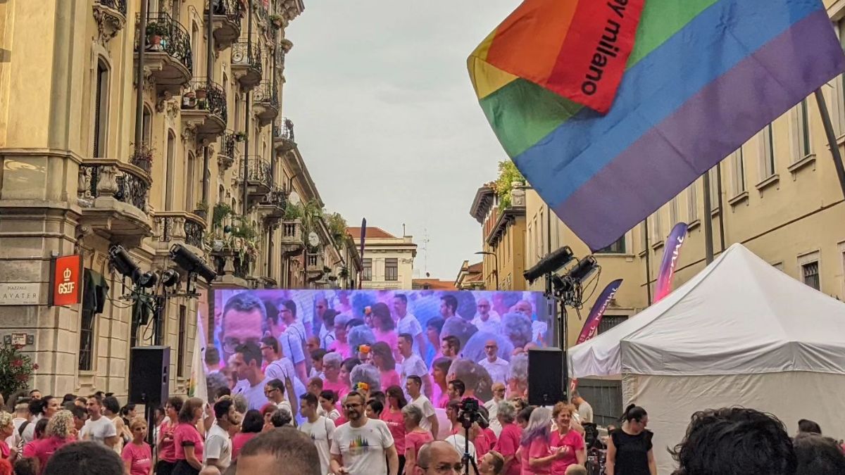 Il Milano Pride riempie le strade della città: percorso del corteo, programma, ospiti e concerto