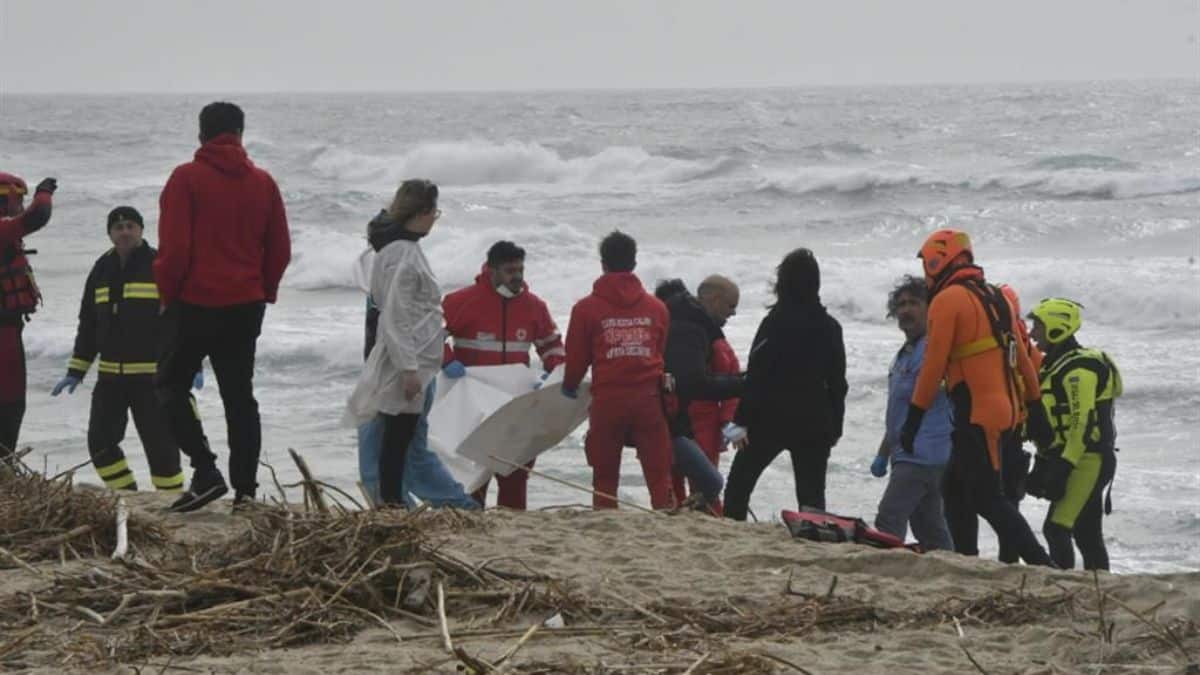 Naufragio di Cutro, perquisizioni nelle sedi di Frontex, Guardia Costiera e Finanza: i primi indagati per omissione di soccorso