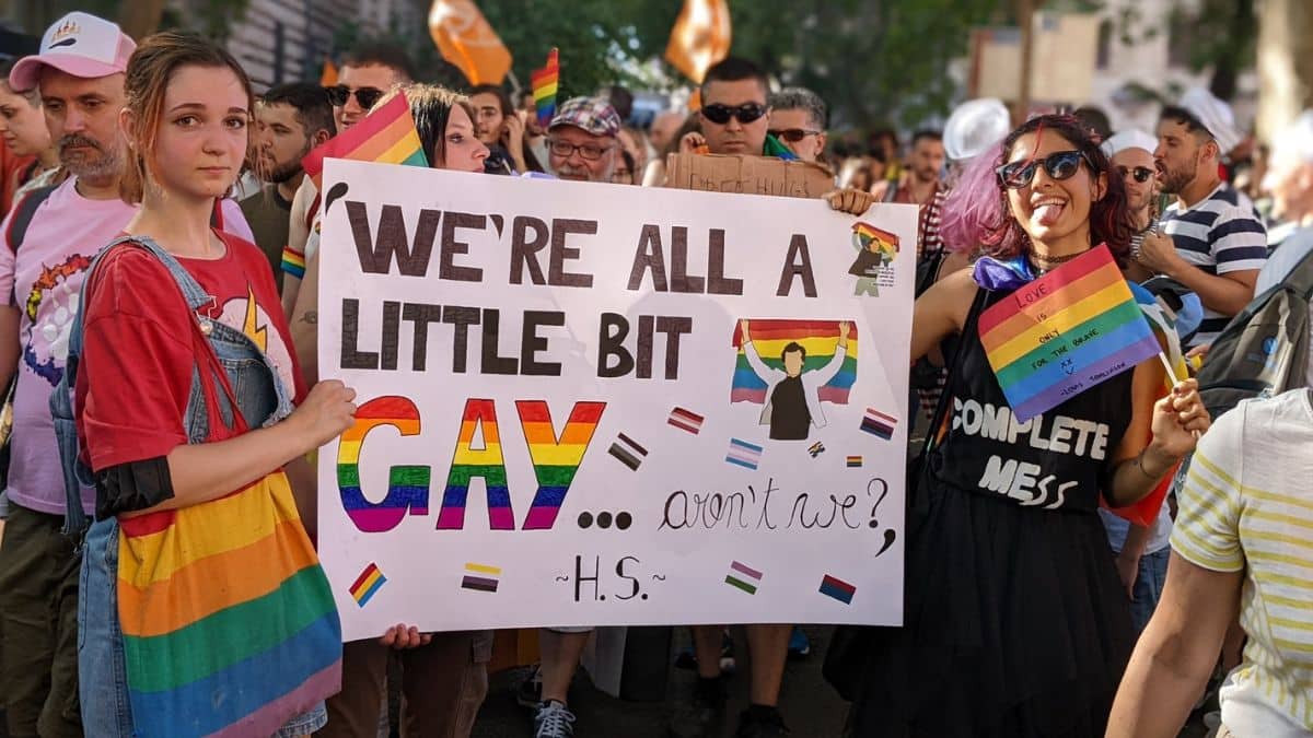 Pride il corteo di Roma con 35 carri la diretta della manifestazione