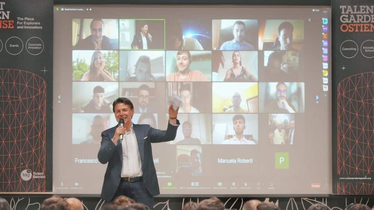 Il Movimento 5 Stelle scende in piazza contro la precarietà. Dietrofront di Schlein che alla fine decide di partecipare